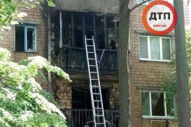 Велика пожежа у Києві: згоріли дві квартири, є постраждалі