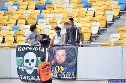 Стюарди «Арени-Львів» намагалися зняти банер із зображенням полеглого бійця «Азову» (фото)