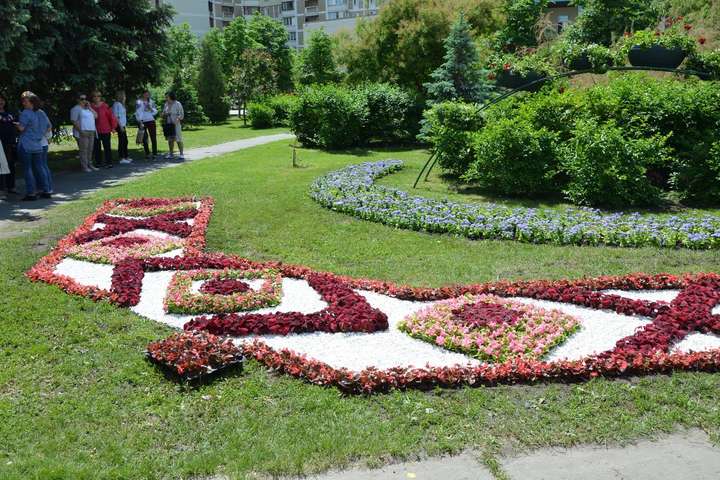 До Дня вишиванки у Києві відкрили квітковий рушник (фотогалерея)