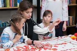 Як Марина Порошенко з школярами вишивала рушник «Сонячна Одещина». Фотогалерея