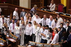 Депутаты в вышиванках