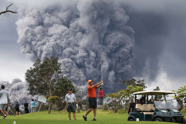 Игра в гольф на фоне извержения вулкана Килауэа. Абсурдные фото с Гавайских островов