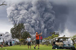 Игра в гольф на фоне извержения вулкана Килауэа. Абсурдные фото с Гавайских островов