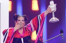 Премьер Израиля станцевал куриный танец с победительницей «Евровидения»