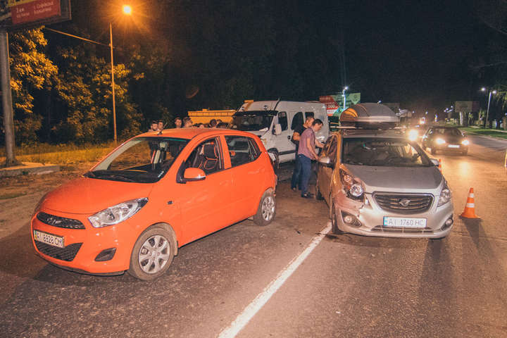 У Києві добряче п’яний водій буса розтрощив дві автівки: є постраждалі
