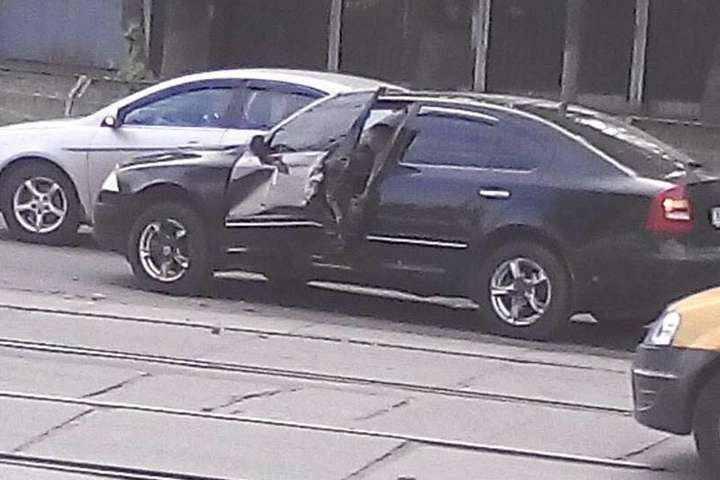 На Відрадному трамвай проломив двері автомобіля 