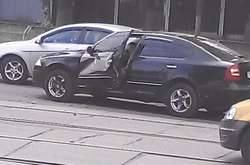 У&nbsp; Skoda сильно пом'яті водійські дверцята 