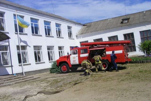 Рятувальники Захарівське району провели навчання в місцевому ліцеї