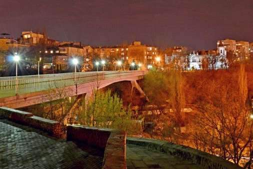 В Одесі 16-річна дівчина стрибнула з Тещиного мосту