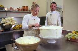 Королевская семья показала приготовление торта для свадьбы Меган и Гарри