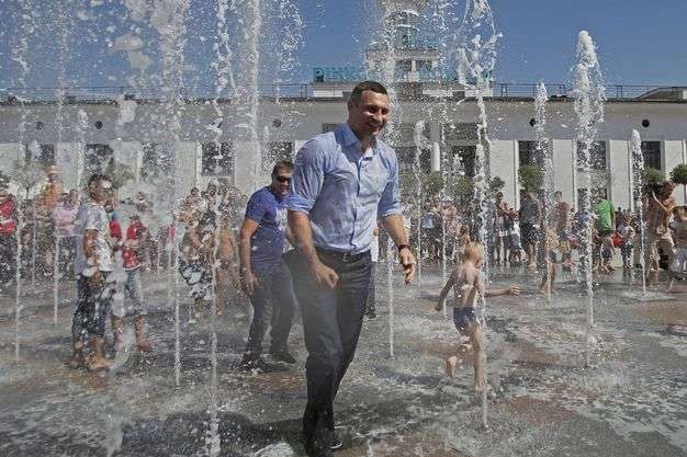 Киянам і гостям столиці пояснили, чому заборонено купатися у фонтанах