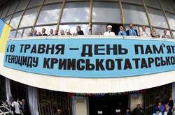  2010 рік. Напис на транспаранті: «18 травня – день пам'яті жертв геноциду кримськотатарського народу» 