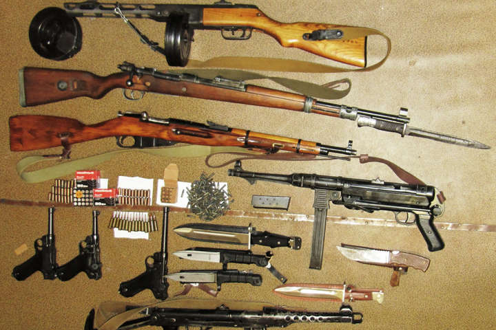 В Олександрії у квартирі померлого чоловіка знайшли арсенал зброї 