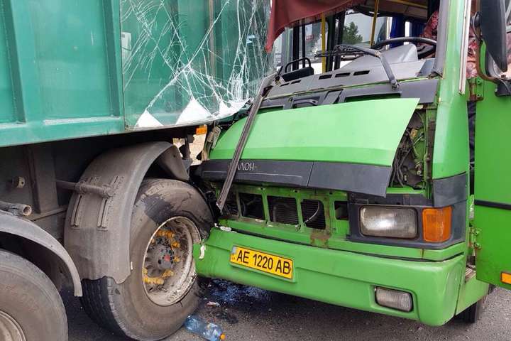 На Дніпропетровщині автобус врізався у вантажівку: понад 20 постраждалих