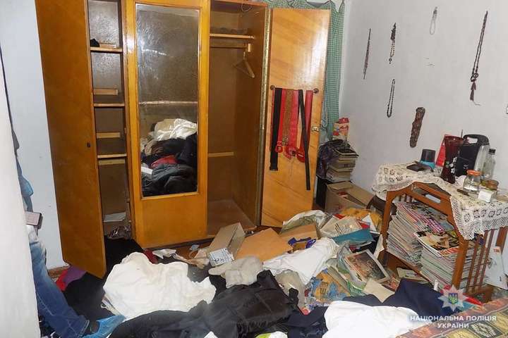 Будинок загиблої після нападу - На Одещині затримали трьох чоловіків за вбивство літньої жінки