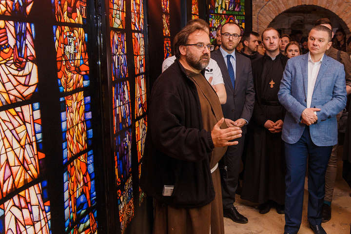  У підземеллі вінницького монастиря експонуватиметься виставка вітражів 