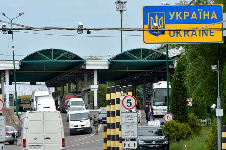 Опитування: 7% українців планують у найближчі півроку виїхати з України