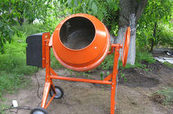 У Кременчуці чоловік вставив руку до працюючої бетономішалки