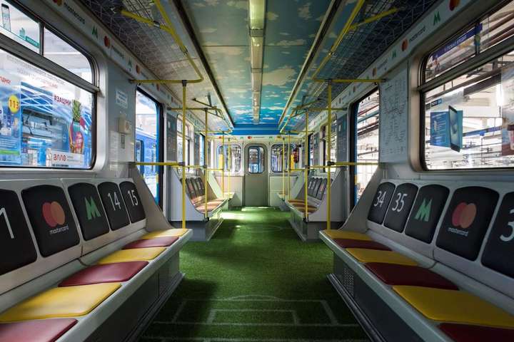 Финал Лиги чемпионов: киевское метро представило «вагон-стадион»