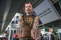 Головний гість фестивалю - найбільш пірсингована людина в світі