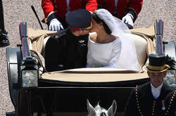 Элегантная невеста, слезы и нежные поцелуи: фоторепортаж с венчания Меган Маркл и принца Гарри