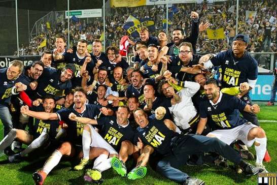 Фанати «Парми» відсвяткували повернення команди в Серію А (відео)