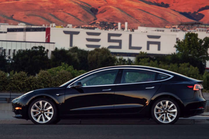 Маск навів подробиці про повнопривідну Tesla Model 3
