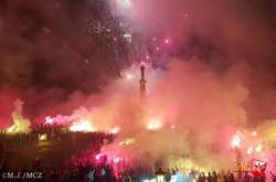 Автобус з гравцями і тренерським штабом «Црвени Звезди» загорівся під час чемпіонського параду