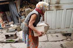 Місцева жителька на Донбасі