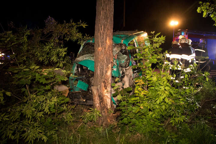 Смертельна ДТП на Столичному шосе: Volkswagen врізався в дерево