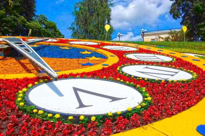 У центрі Києва оновлено квітковий годинник (фото)