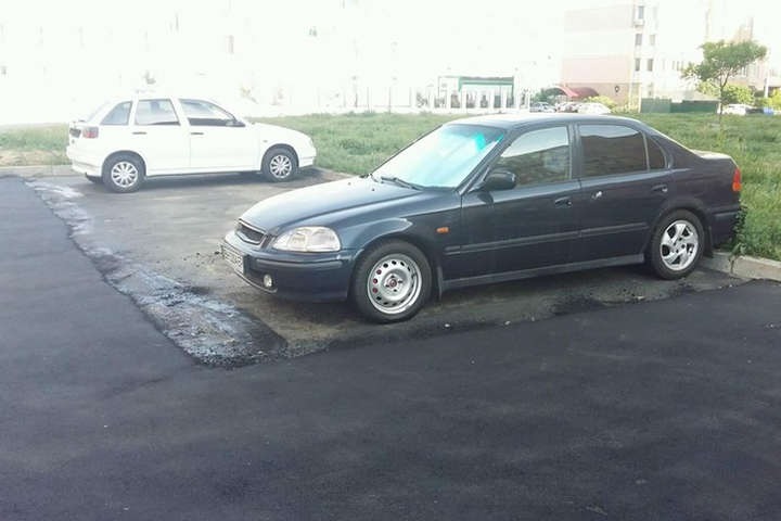 В Одесі постелили свіжий асфальт навколо припаркованих автомобілів