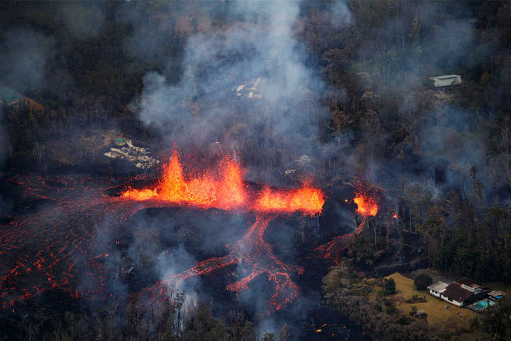 Потоки лавы от вулкана Килауэа достигли Тихого океана
