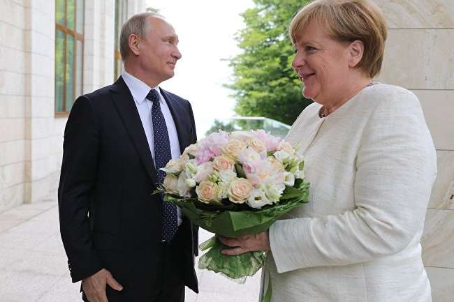 Встреча в Сочи: Почему подаренные Путиным Меркель цветы — оскорбление