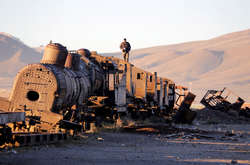 Як виглядає кладовище поїздів в Болівії. Фотогалерея