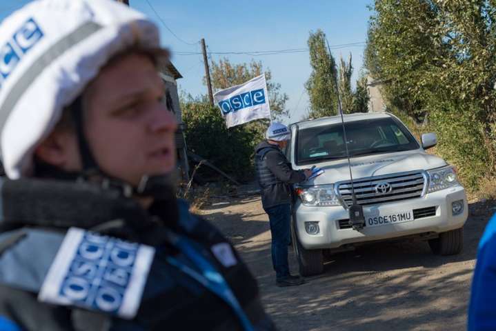 На Донбасі біля спостерігачів ОБСЄ стався обстріл