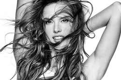 Экс-«ангел» Victoria's Secret подразнила фолловеров обольстительными снимками в купальниках