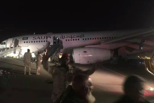 У Саудівській Аравії літак екстрено приземлився без шасі, - відео