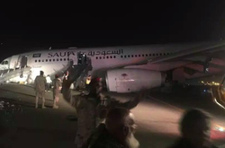 У Саудівській Аравії літак екстрено приземлився без шасі, - відео