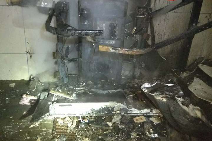 У переході на лінії швидкісного трамвая невідомі підпалили ліфт (фото)