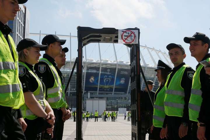 Плани міняються: поліцейські не розмальовуватимуть обличчя під час фіналу Ліги чемпіонів