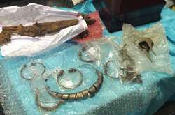  Виявлені у контрабандиста унікальні ювелірні прикраси та елементи старовинної зброї 