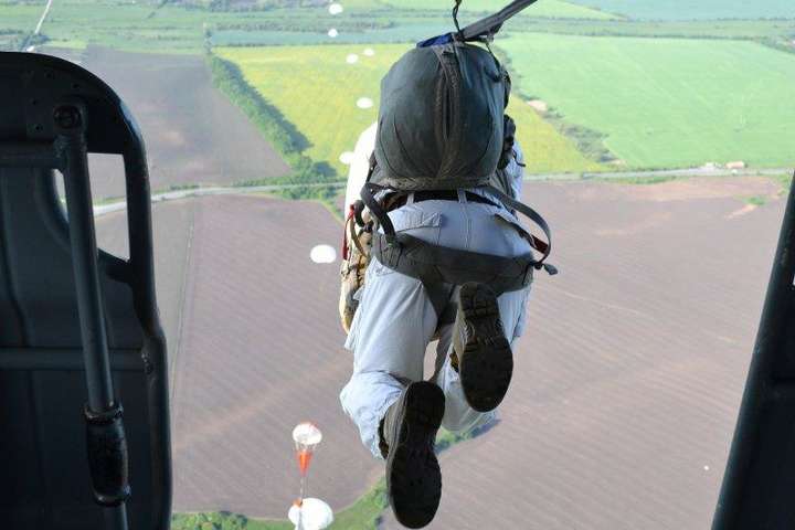Спецпризначенці у Хмельницькому стрибали з парашутом «у ворожий тил» (фоторепортаж)