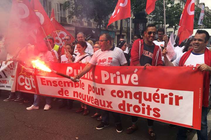 У Парижі поліція застосувала водомети і газ проти протестувальників