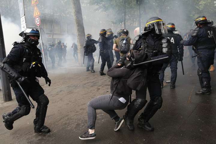 У Парижі арештували більше сотні протестувальників