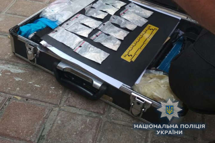 У центрі Києва поліція виявила у скутериста наркотики