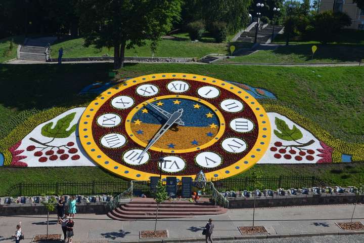 У центрі Києва презентували оновлений квітковий годинник (фото)