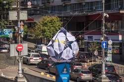  Здутий м’яч Ліги чемпіонів повис на мотузках 