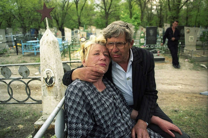 Грязь, алкоголь и безнадежность. Депрессивные фотографии Луганска 1990-х годов