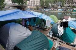 Поліція у Парижі проводить повну евакуацію таборів мігрантів 